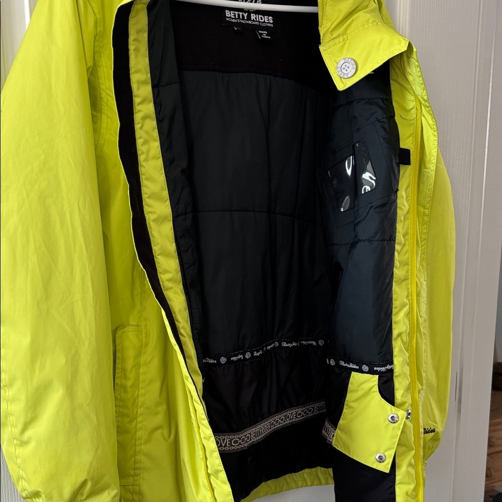 Women's Betty Rides Snowboarding Jacket - Picture 8 of 14
